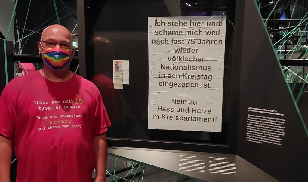 Stefan Heidrich vor der ausgestellten Bedrohung