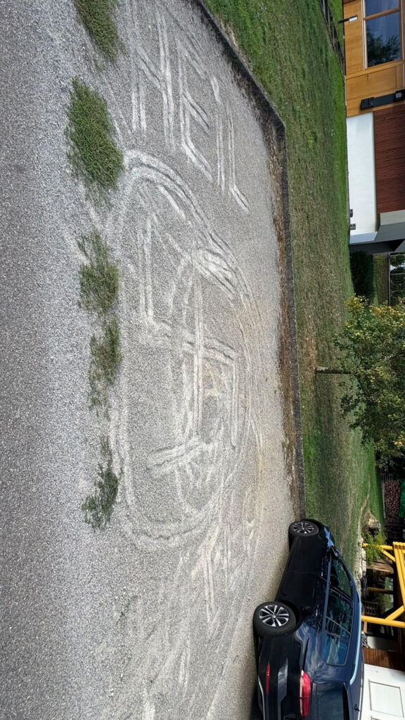 Hakenkreuz Schmiererei auf Parkplatz am Sportplatz Elpersheim 12.09.2026